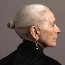 Lade das Bild in den Galerie-Viewer, Aurora Kugel-Ohrringe getragen an der Seite – minimalistischer Goldohrring, edle Goldschmiedekunst