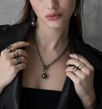 Lade das Bild in den Galerie-Viewer, Black & Gold Minimalistic Ring No. 1