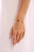 Lade das Bild in den Galerie-Viewer, Handgefertigter Aurora Bi-Color Turmalin Armreif aus 14 Karat Gelbgold – exklusiver Unikat-Schmuck von Stepulovs Jewelry, Goldschmiede in Hamburg.