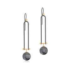 Lade das Bild in den Galerie-Viewer, Black & Gold Silizium-Ohrhänger aus geschwärztem Silber und Gelbgold, handgefertigter Luxusschmuck vom Goldschmied STEPULOVS Hamburg