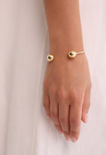 Lade das Bild in den Galerie-Viewer, Detail des Aurora Classic Goldarmreifs – exklusives Unikat mit meisterhafter Goldschmiedekunst von STEPULOVS Jewelry