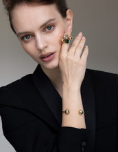 Lade das Bild in den Galerie-Viewer, Model trägt den Aurora Classic Goldarmreif – minimalistisches Design in Gelbgold, handgefertigter Luxusschmuck für Hamburg von STEPULOVS Jewelry