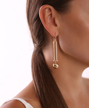 Lade das Bild in den Galerie-Viewer, Aurora Classic Ohrhänger getragen – exklusiver Unikatschmuck mit Diamanten vom Goldschmiedemeister STEPULOVS, Juwelier in Hamburg