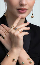 Lade das Bild in den Galerie-Viewer, Model präsentiert Aurora Indigolith Ring – edler Unikatschmuck aus Hamburg von STEPULOVS Jewelry