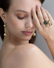 Lade das Bild in den Galerie-Viewer, Frau mit Aurora Kugel-Ohrringen in Gelbgold – hochwertiger Unikatschmuck von STEPULOVS Jewelry