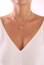 Lade das Bild in den Galerie-Viewer, Aurora Kugelanhänger getragen – minimalistischer Goldschmuck von STEPULOVS Jewelry. Goldschmiede Atelier