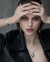 Lade das Bild in den Galerie-Viewer, Model mit Aurora Silber‑Kugelkette, moderner Schmuck anfertigen lassen, beliebt bei Kundinnen in Hamburg