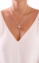 Lade das Bild in den Galerie-Viewer, Kugelkette mit Kugelanhänger getragen, Luxusschmuck in Silber, STEPULOVS Jewelry