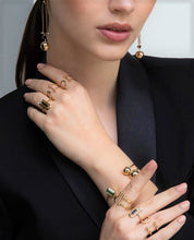 Lade das Bild in den Galerie-Viewer, Der Aurora Minimalistic Ring von STEPULOVS Jewelry, exklusiver handgefertigter Schmuck aus Hamburg, getragen in stilvollem Outfit