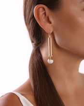 Lade das Bild in den Galerie-Viewer, Getragene Ohrhänger mit Opal und Roségold – handgefertigter Unikatschmuck aus der STEPULOVS Jewelry Goldschmiede Hamburg