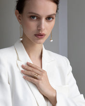 Lade das Bild in den Galerie-Viewer, Frau trägt STEPULOVS Ohrhänger aus Roségold und Opal – individueller Luxusschmuck aus Hamburg