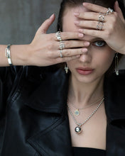 Lade das Bild in den Galerie-Viewer, Aurora Rebellion Kollektion – Handgefertigter Silberschmuck mit rebellisch-elegantem Design vom Goldschmiedemeister Deniss Stepulovs in Hamburg.