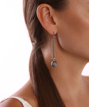 Lade das Bild in den Galerie-Viewer, Model trägt Aurora Black & Gold Silizium-Ohrhänger, individueller Unikatschmuck beim Juwelier nahe Hamburg