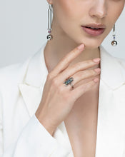 Lade das Bild in den Galerie-Viewer, Modell zeigt Aurora Trio Turmalin Ring – exklusiver Unikatring aus Hamburg von STEPULOVS Jewelry