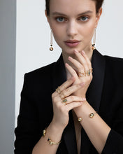 Lade das Bild in den Galerie-Viewer, Model trägt Aurora Turmalin Ohrhänger – Exklusives Design, handgefertigt beim Juwelier STEPULOVS Hamburg