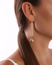 Lade das Bild in den Galerie-Viewer, Aurora Turmalin Ohrhänger getragen – minimalistisch-eleganter Luxus Schmuck vom Goldschmied Juwelier bei Hamburg