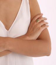 Lade das Bild in den Galerie-Viewer, Aurora Turmalin Ring No. 3 an einer Hand präsentiert – maßgeschneiderter Unikatschmuck von STEPULOVS Jewelry nahe Hamburg.