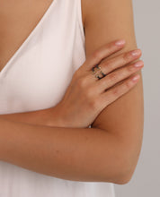 Lade das Bild in den Galerie-Viewer, Model trägt Black & Gold Silberring, individueller Unikatschmuck beim Juwelier nahe Hamburg