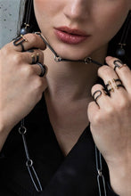 Lade das Bild in den Galerie-Viewer, Statement-Silberring mit Gelbgold-Akzenten, moderner Schmuck anfertigen lassen, beliebt bei Luxuskunden in Hamburg