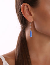 Lade das Bild in den Galerie-Viewer, Handgefertigter Luxusschmuck aus Hamburg – Blossom Achat-Ohrringe der Aurora Blossom Collection, getragenes Unikat von STEPULOVS Jewelry