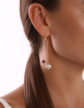 Lade das Bild in den Galerie-Viewer, Blossom Blue Heart Ohrhänger, handgefertigter Luxusschmuck aus Hamburg, mit Diamanten und Iolith-Herzen von STEPULOVS Jewelry