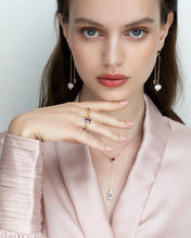 Lade das Bild in den Galerie-Viewer, Frau trägt luxuriöse Blossom Blue Heart Ohrhänger, individueller Unikatschmuck aus Hamburg von STEPULOVS Jewelry