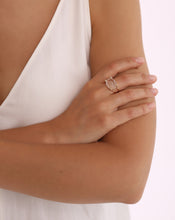 Lade das Bild in den Galerie-Viewer, Blossom Crystal Ring getragen – Exklusiver Goldring mit Bergkristall, handgefertigt von STEPULOVS Jewelry.