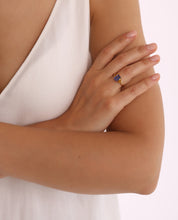 Lade das Bild in den Galerie-Viewer, Handgefertigter Unikatschmuck aus Hamburg. Blossom Tansanit Ring mit zwei gelben Saphir-Herzen in Gelbgold.