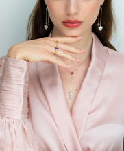 Lade das Bild in den Galerie-Viewer, Blossom Tansanit Rings mit leuchtenden Saphir-Herzen und warmem Gelbgold. Goldschmied aus Hamburg.