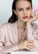 Lade das Bild in den Galerie-Viewer, Model trägt Blossom Trilliant Ohrhänger – exklusiver, handgefertigter Unikatschmuck in Gelbgold für Hamburg von STEPULOVS Jewelry