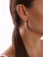 Lade das Bild in den Galerie-Viewer, Detailaufnahme Blossom Trilliant Ohrhänger am Ohr – edles Gelbgold und präzise Goldschmiedekunst mit farbigen Turmalinen