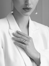 Lade das Bild in den Galerie-Viewer, Model trägt Rebellion Silber-Doppelring, individueller Unikatschmuck beim Juwelier nahe Hamburg