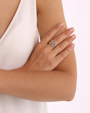 Lade das Bild in den Galerie-Viewer, Model trägt Rebellion Double Ring, individueller Unikatschmuck beim Juwelier nahe Hamburg