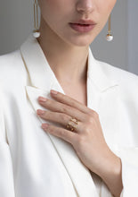 Lade das Bild in den Galerie-Viewer, Model mit Rebellion Goldring, moderner Statementring, beliebt bei Schmuckliebhabern aus Hamburg