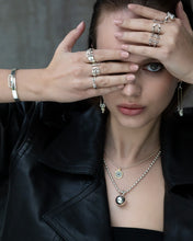 Lade das Bild in den Galerie-Viewer, Statement-Silberring mit beweglicher Öse, moderner Schmuck anfertigen lassen, beliebt bei Luxuskunden in Hamburg