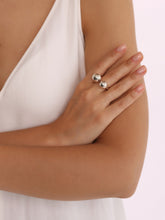 Lade das Bild in den Galerie-Viewer, Rebellion Silberring mit Kugeln getragen – Individueller Designerschmuck von STEPULOVS Jewelry, handgefertigt in Hamburg.