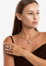 Lade das Bild in den Galerie-Viewer, Rebellion Silberring mit Kugeln getragen – Individueller Designerschmuck von STEPULOVS Jewelry, handgefertigt, Hamburg.