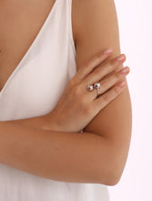 Lade das Bild in den Galerie-Viewer, Handgefertigter Rebellion Spiralring mit zwei polierten Silberkugeln – moderner Unikatschmuck vom Hamburger Goldschmiedemeister DENISS STEPULOVS