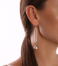 Lade das Bild in den Galerie-Viewer, Frau trägt Zirkon Ohrhänger aus Silber und Gold – exklusiver Luxusschmuck von STEPULOVS Jewelry