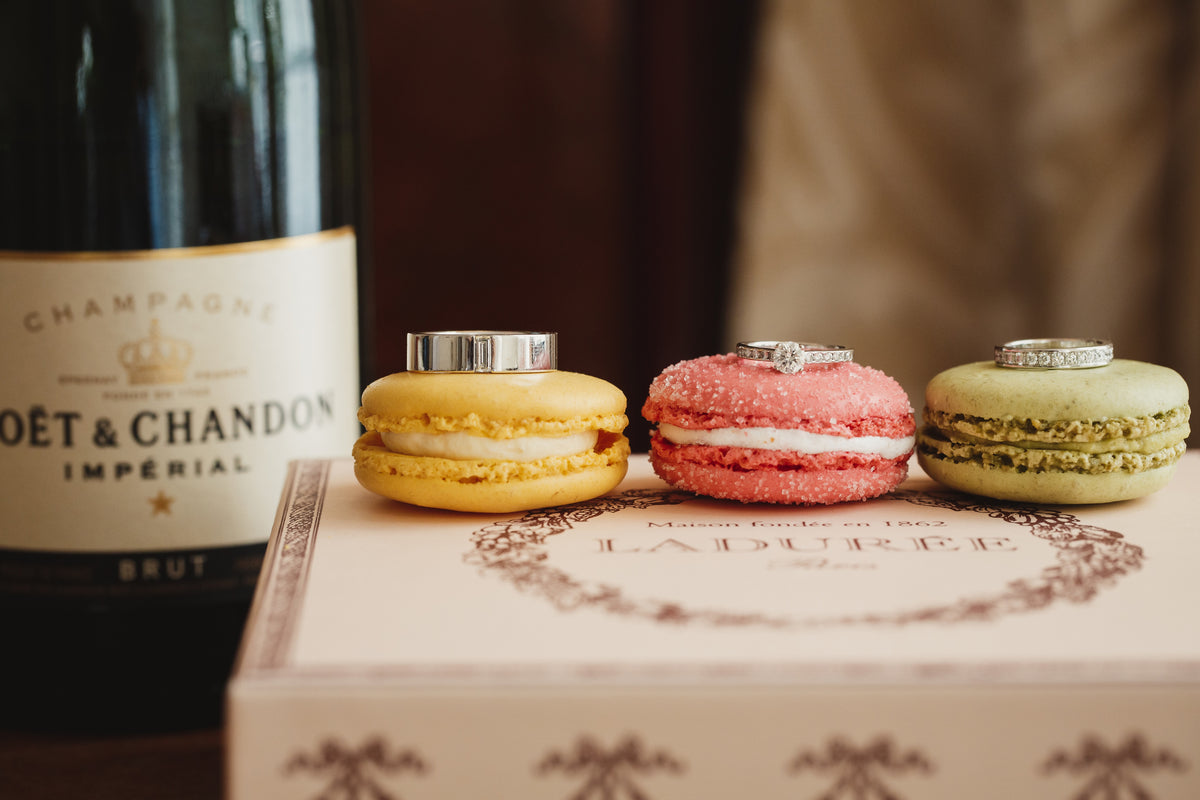 Drei STEPULOVS Ringe auf Macarons, darunter ein Solitärring mit seitlichem Steinbesatz