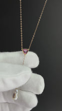 Laden und Abspielen von Videos im Galerie-Viewer, Blossom Turmalin Anhänger – Handgefertigter Goldschmuck vom Goldschmied in Hamburg, STEPULOVS Jewelry.
