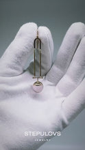 Laden und Abspielen von Videos im Galerie-Viewer, Handgefertigte Aurora Rosequarz Ohrhänger aus 18 Karat Roségold mit Diamanten. Edler Unikatschmuck von Goldschmiedemeister Deniss Stepulovs aus Hamburg.

