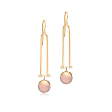 Lade das Bild in den Galerie-Viewer, Handgefertigte Aurora Rosenquarz Ohrhänger aus 18 Karat Roségold mit Diamanten, kreiert bei Stepulovs Jewelry – Goldschmied in Hamburg. Exklusiver Unikat-Schmuck, der traditionelle Handwerkskunst und moderne Eleganz vereint.

