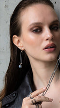 Lade das Bild in den Galerie-Viewer, Model trägt Aurora Black &amp; Gold Ohrhänger, Unikatschmuck individuell anfertigen lassen beim Juwelier nahe Hamburg
