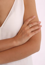 Lade das Bild in den Galerie-Viewer, Aurora Brillantring am Finger, Unikatschmuck mit funkelnden Diamanten, Juwelier STEPULOVS Jewelry
