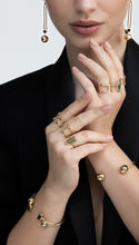 Lade das Bild in den Galerie-Viewer, Model trägt Aurora Brillantring, individueller Diamant‑Ring, beliebt bei Luxus‑Schmuckliebhabern aus Hamburg

