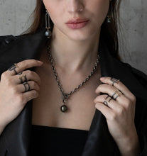 Lade das Bild in den Galerie-Viewer, Black &amp; Gold Minimalistic Ring No. 1 - STEPULOVS JEWELRY
