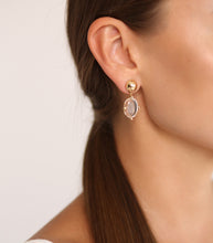 Lade das Bild in den Galerie-Viewer, Die Blossom Crystal Ohrstecker von STEPULOVS Jewelry verkörpern zeitlose Eleganz und sind ein einzigartiges Beispiel für Unikatschmuck in Hamburg. Mit ihrer filigranen Form und funkelnden Kristallakzenten veredeln sie jeden Look und setzen ein stilvolles Statement.
