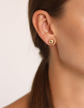 Lade das Bild in den Galerie-Viewer, Die Blossom Crystal Ohrstecker von STEPULOVS Jewelry verkörpern zeitlose Eleganz und sind ein einzigartiges Beispiel für handgefertigten Unikatschmuck in Hamburg. Mit ihrer filigranen Form und funkelnden Kristallakzenten .
