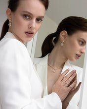 Lade das Bild in den Galerie-Viewer, Blossom Crystal Ohrstecker von STEPULOVS Jewelry verkörpern zeitlose Eleganz und sind ein einzigartiges Beispiel für Unikatschmuck in Hamburg. 
